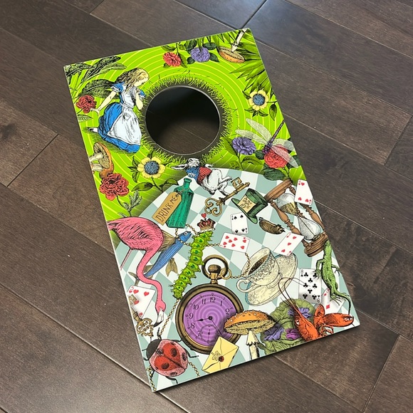 Down the rabbit Hole - Alice in Wonderland throwing game - Picture 2 of 11